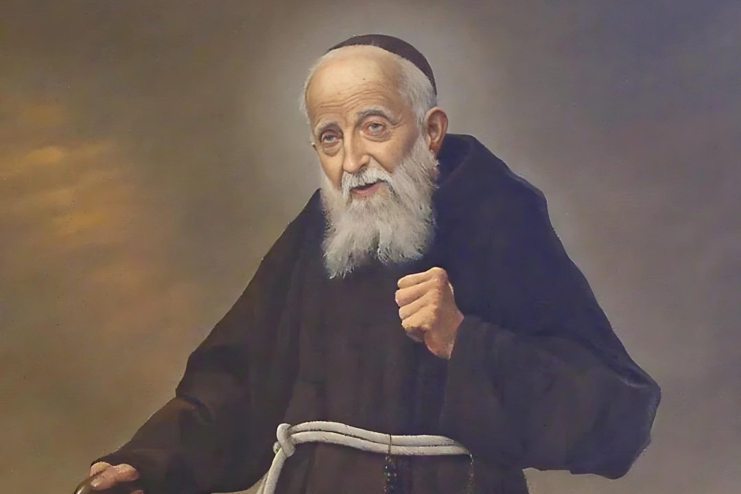 São Leopoldo Mandic, frade capuchinho idoso de longa barba segurando um livro