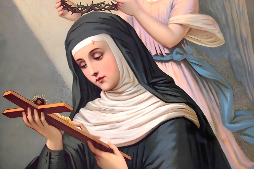 Santa Rita de Cássia, com coroa de espinhos, lendo um livro ao lado de um anjo