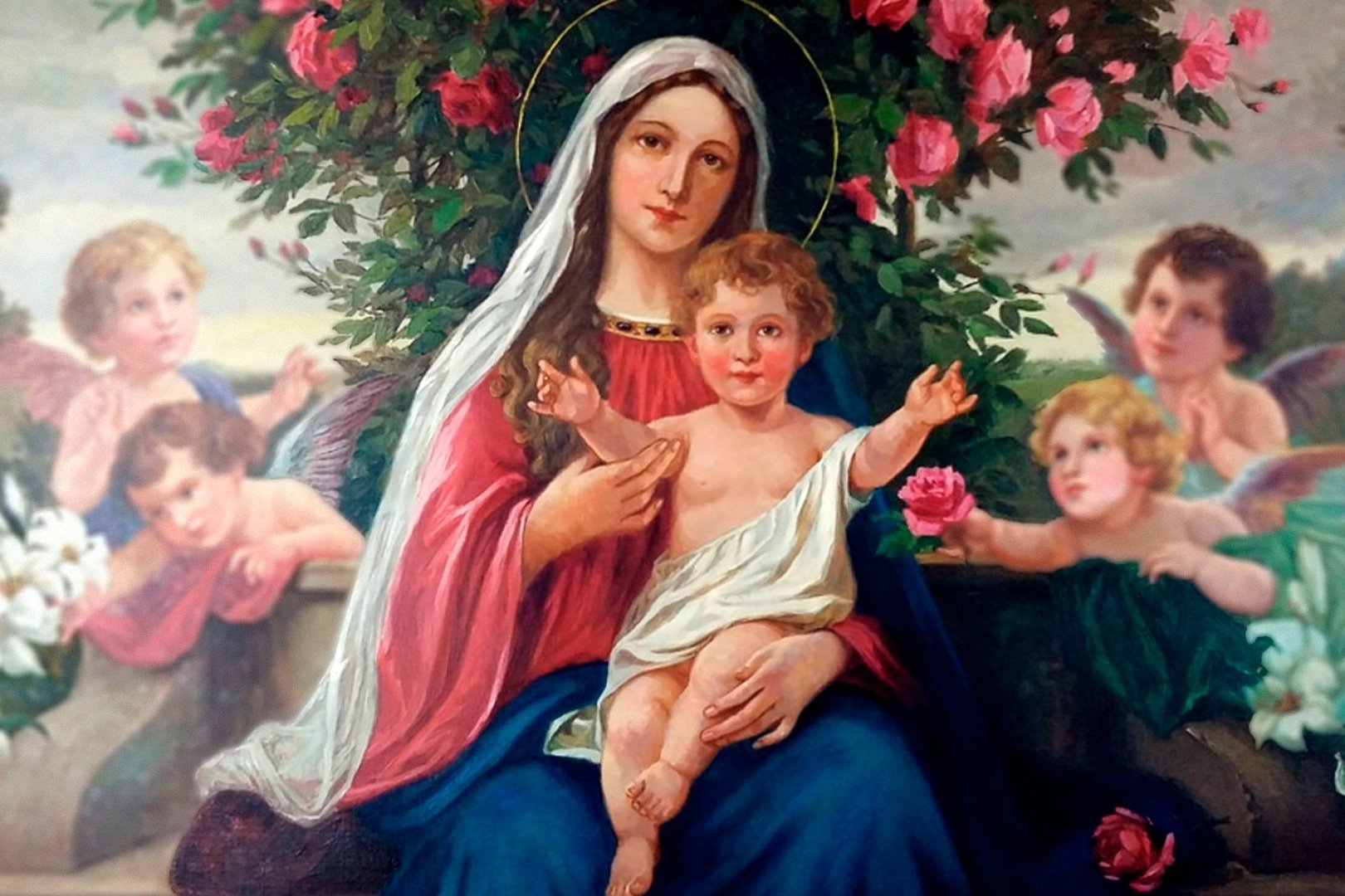 Nossa Senhora com o Menino Jesus no colo, cercada de anjos e rosas