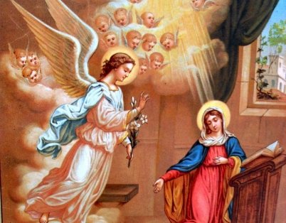 Cena da Anunciação: o Arcanjo Gabriel com asas e um lírio anuncia à Virgem Maria ajoelhada, entre nuvens e anjos