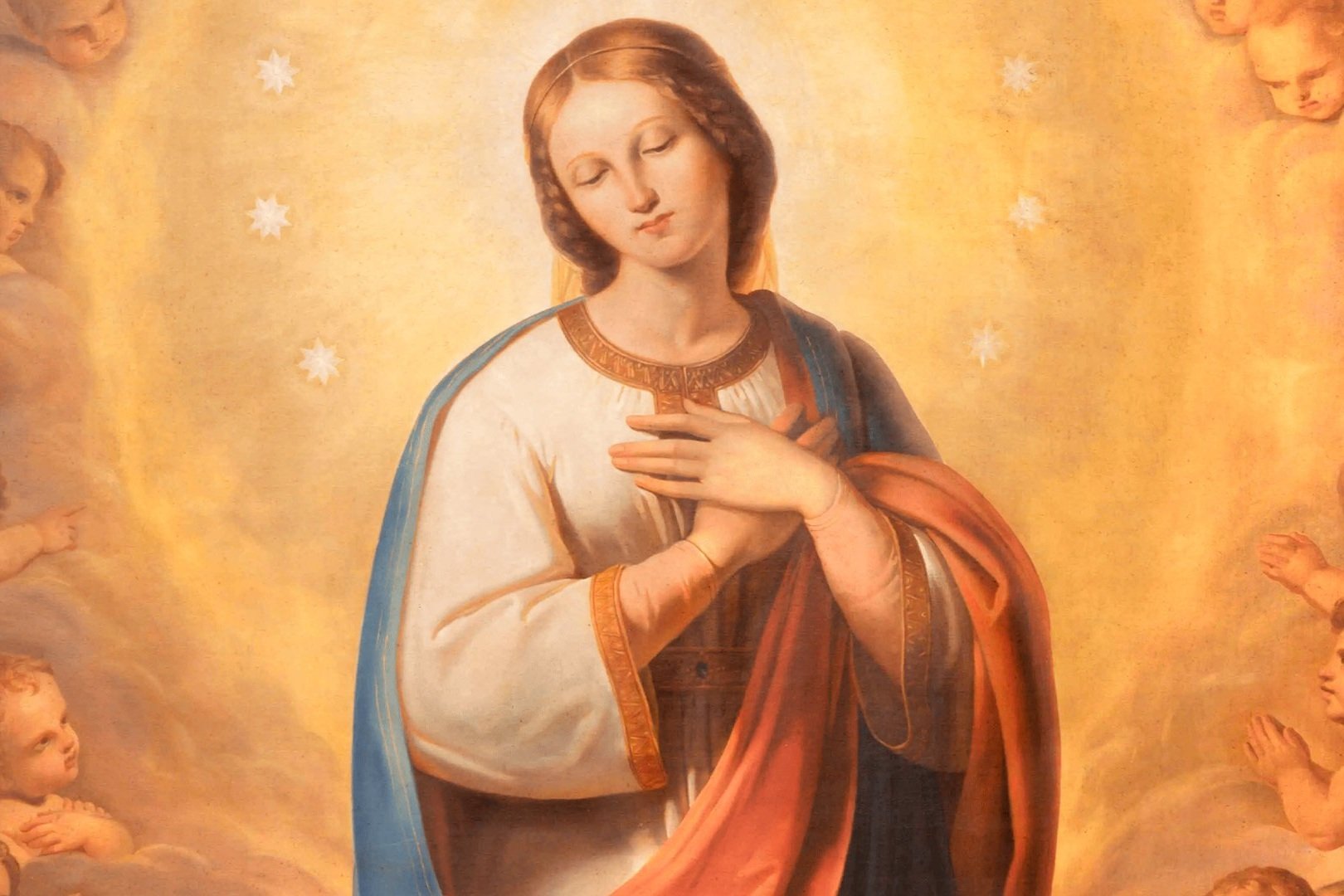 Pintura de Nossa Senhora com as mãos sobre o peito, cercada de anjos