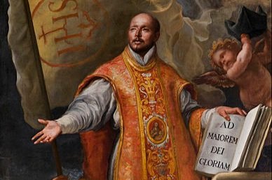 Pintura de Santo Inácio de Loyola em vestes sacerdotais, com um livro aberto e apontando para o alto