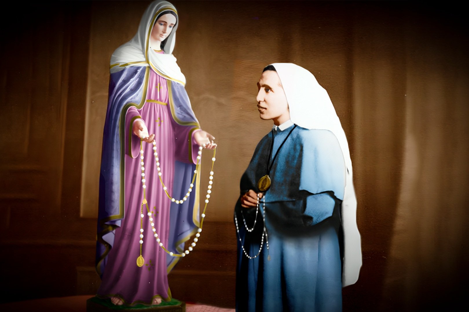 Pintura de Nossa Senhora das Lágrimas, a Virgem em manto róseo ao lado de uma mulher de véu azul rezando o terço