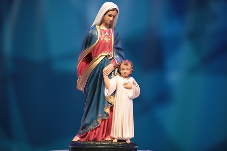 Imagem de Nossa Senhora com o Menino Jesus de pé ao seu lado