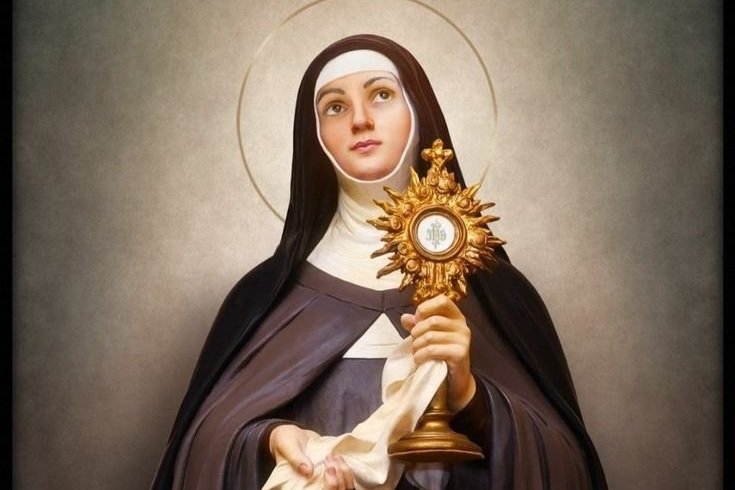 Pintura de Santa Clara de Assis em hábito franciscano marrom, segurando um ostensório, com auréola