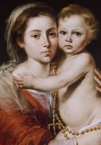 Pintura de Nossa Senhora abraçando o Menino Jesus, com contas de terço visíveis