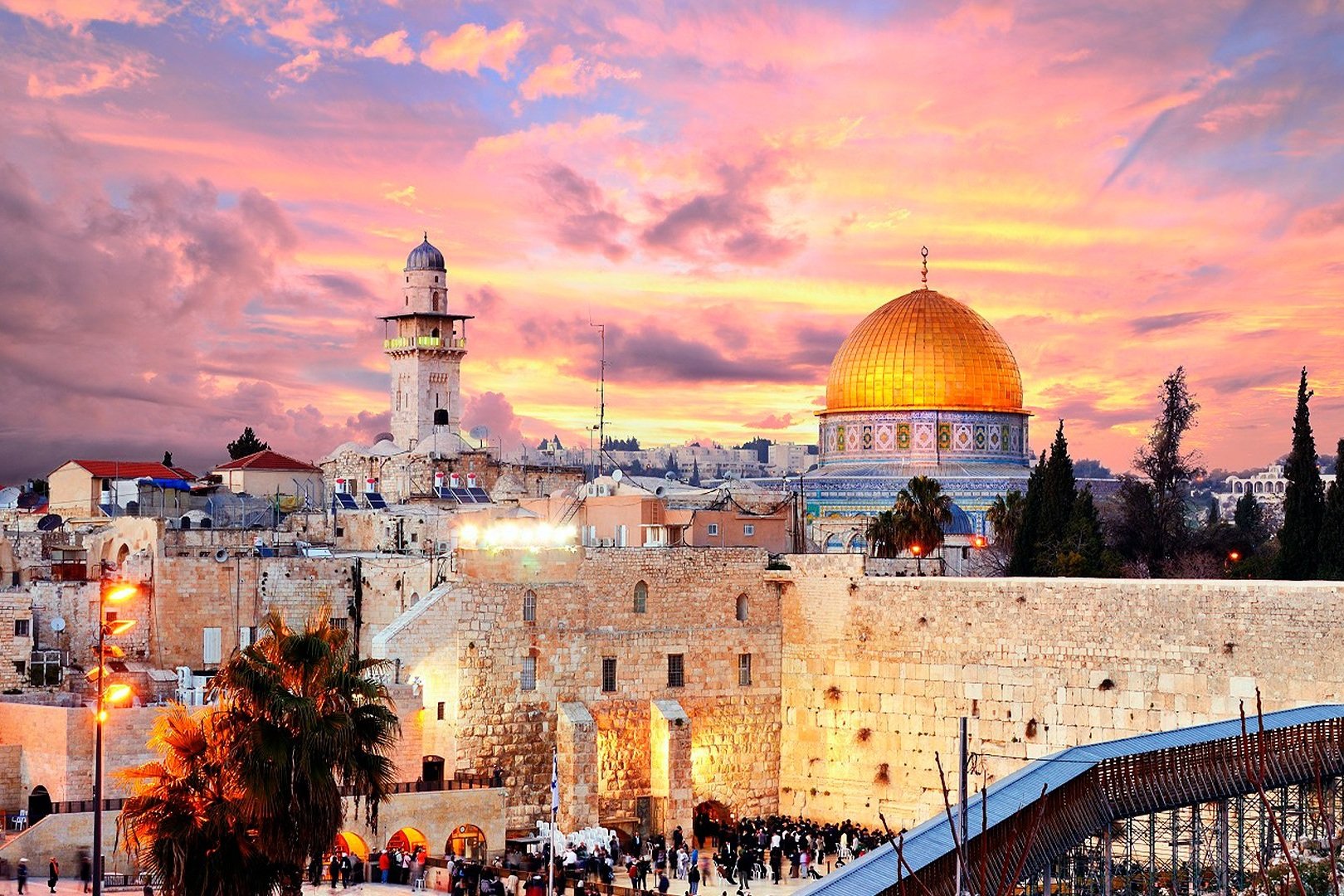 Vista de Jerusalém ao entardecer, com o Domo da Rocha em destaque