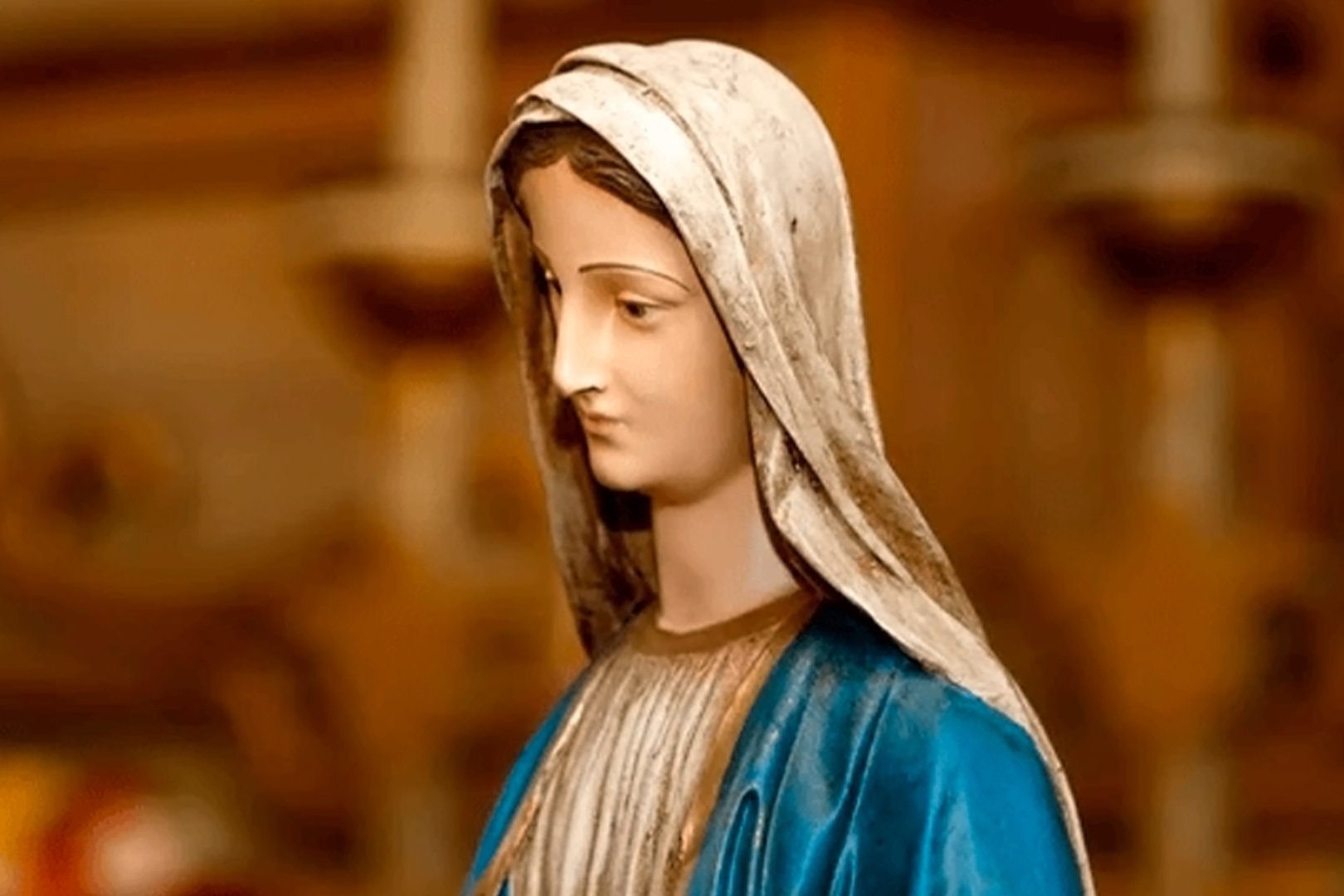 Estátua de Nossa Senhora de véu branco e manto azul, de olhar sereno