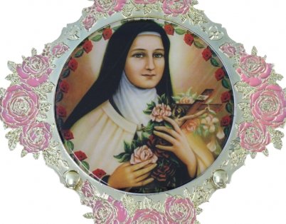 Medalhão de Santa Teresinha segurando rosas, com moldura de flores