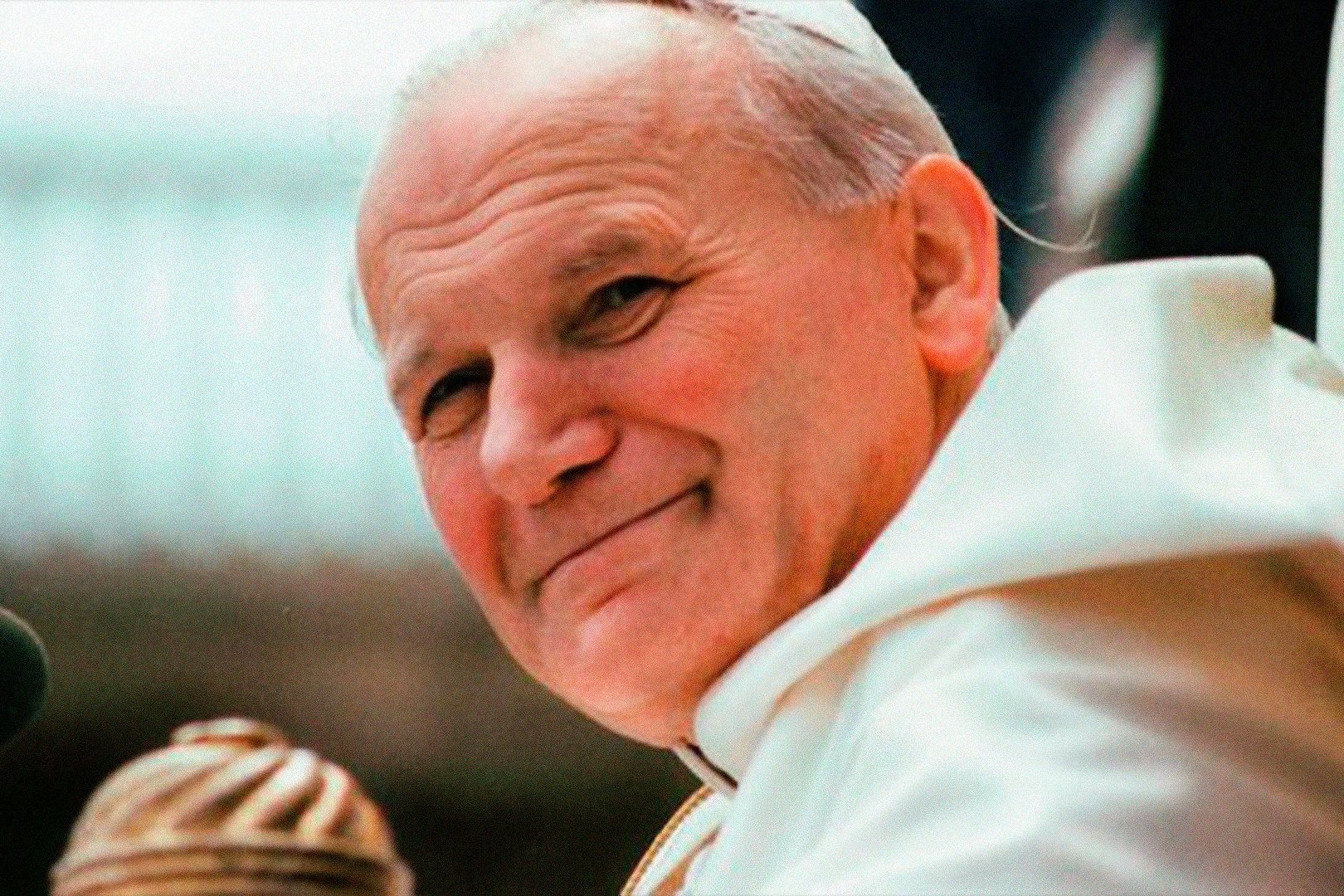 Retrato do Papa João Paulo II sorrindo, de solidéu branco