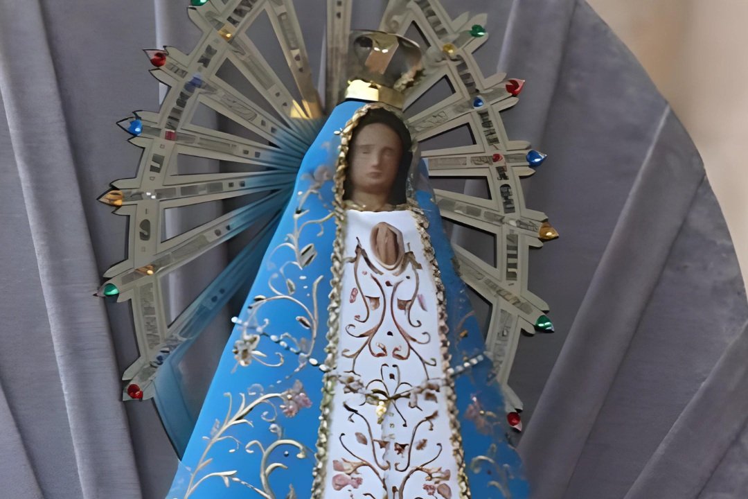 Estátua de Nossa Senhora de Luján, de manto azul e branco, com coroa