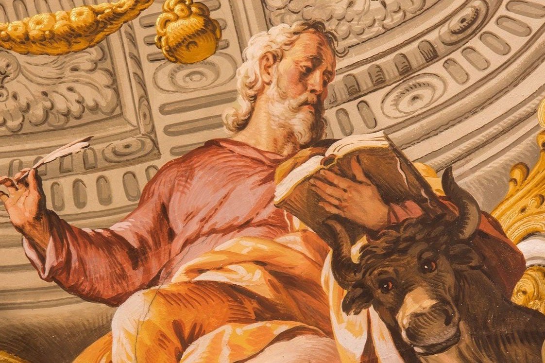 Pintura de São Lucas Evangelista escrevendo, com um boi a seu lado