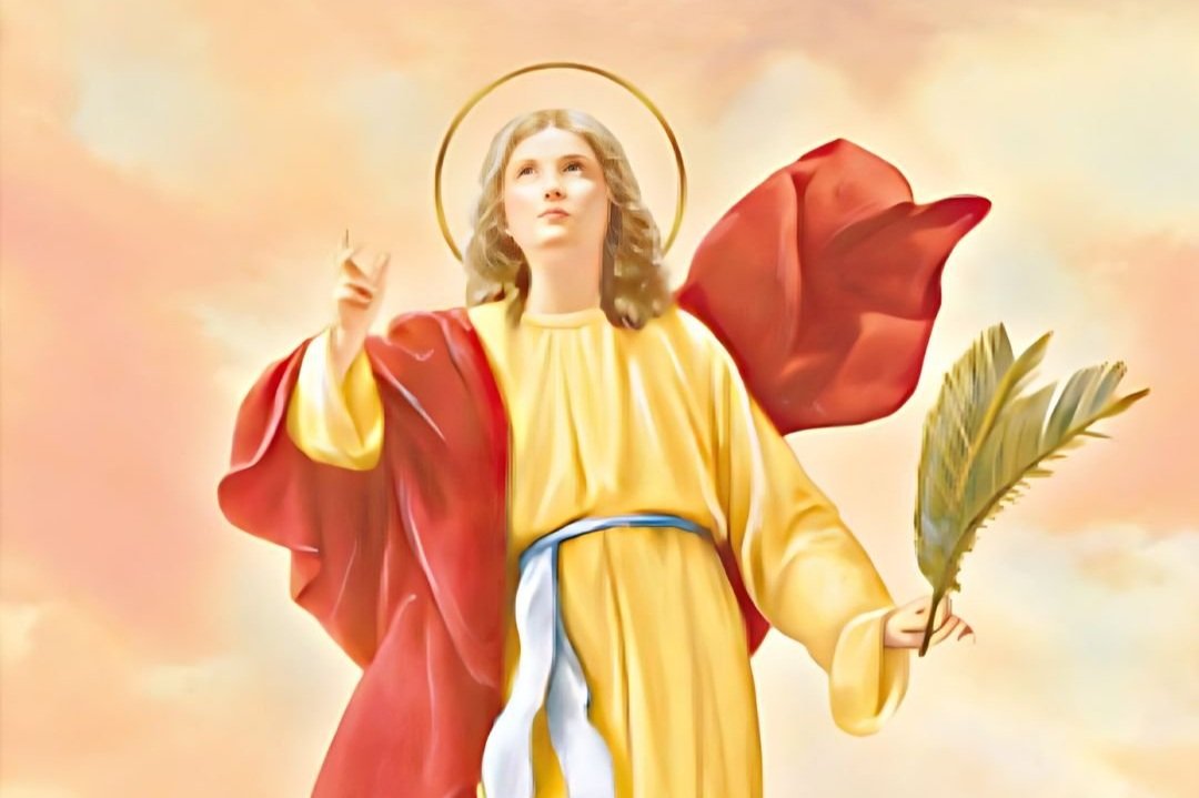 Pintura de Santa Bibiana, jovem com auréola, vestido amarelo e manto vermelho, segurando um ramo de palma