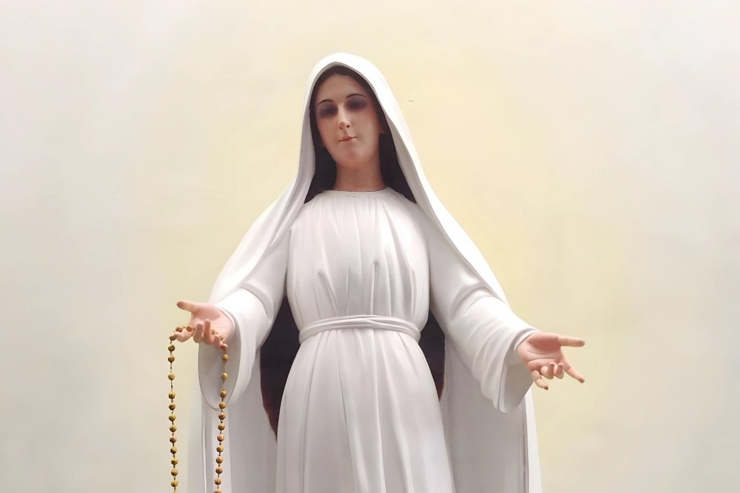 Nossa Senhora Medianeira de vestes brancas, com terços nas mãos