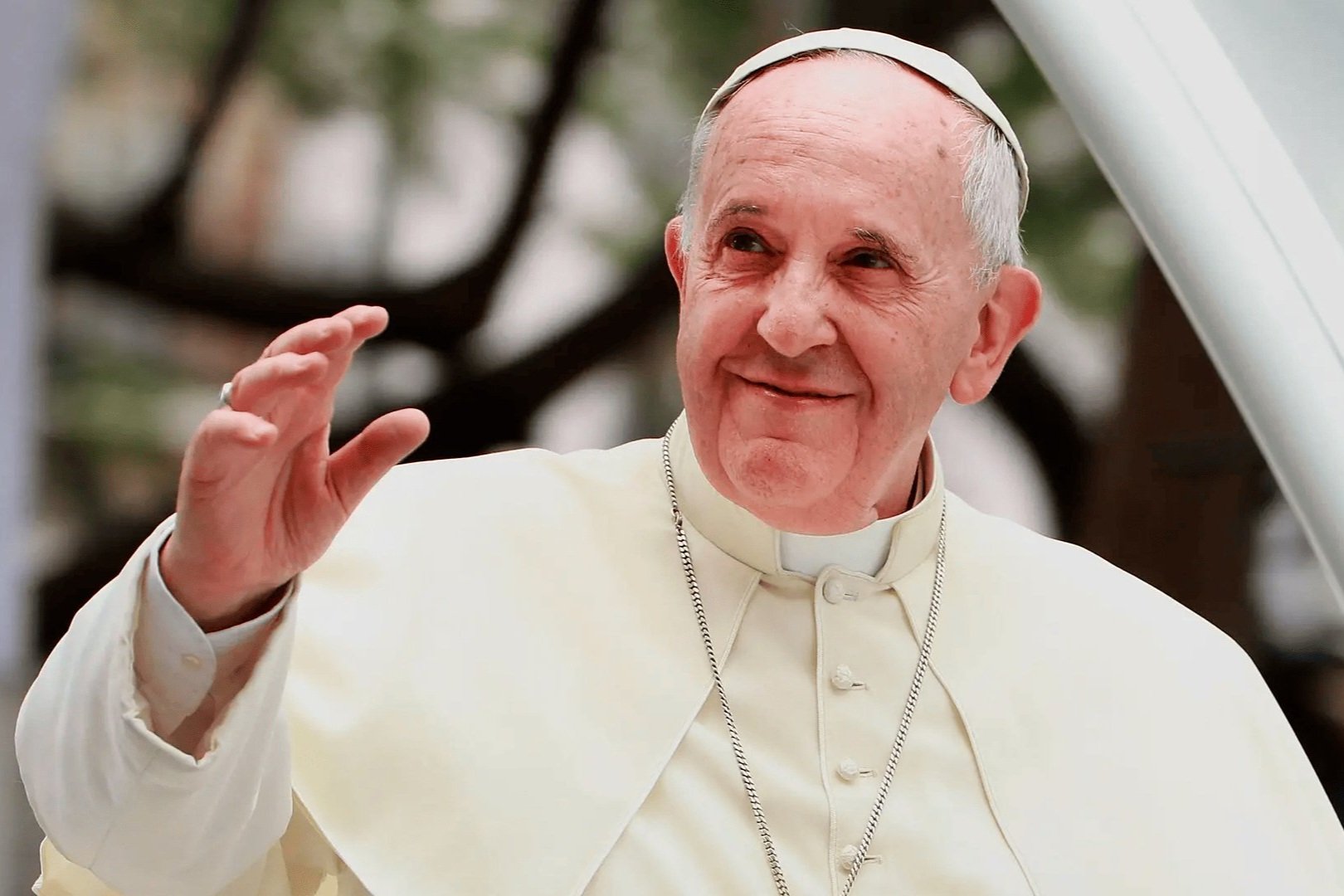 Papa Francisco acenando com a mão e sorrindo