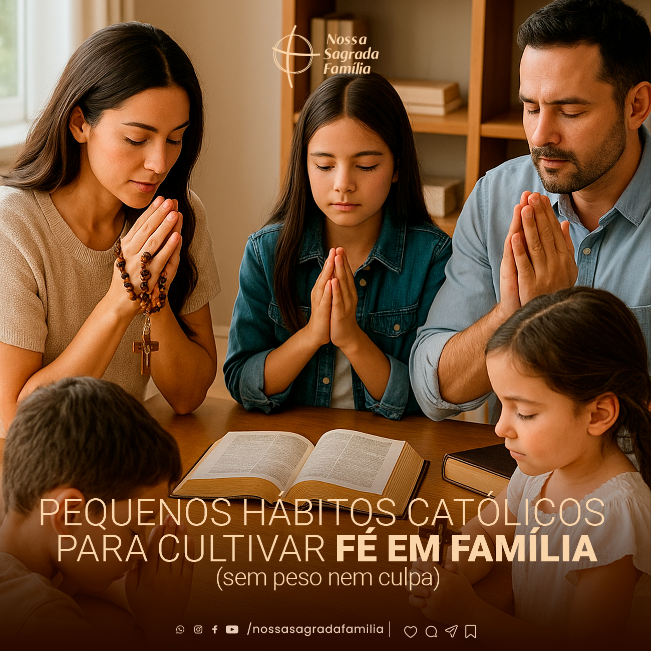 Família rezando junto à Bíblia, com o texto Pequenos hábitos católicos para cultivar fé em família